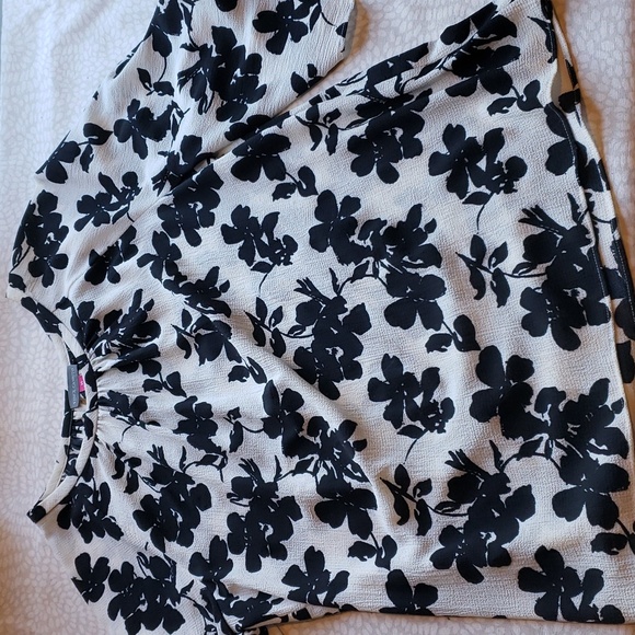 Vince Camuto Off-White and Black Flowy Blouse - Picture 8 of 13